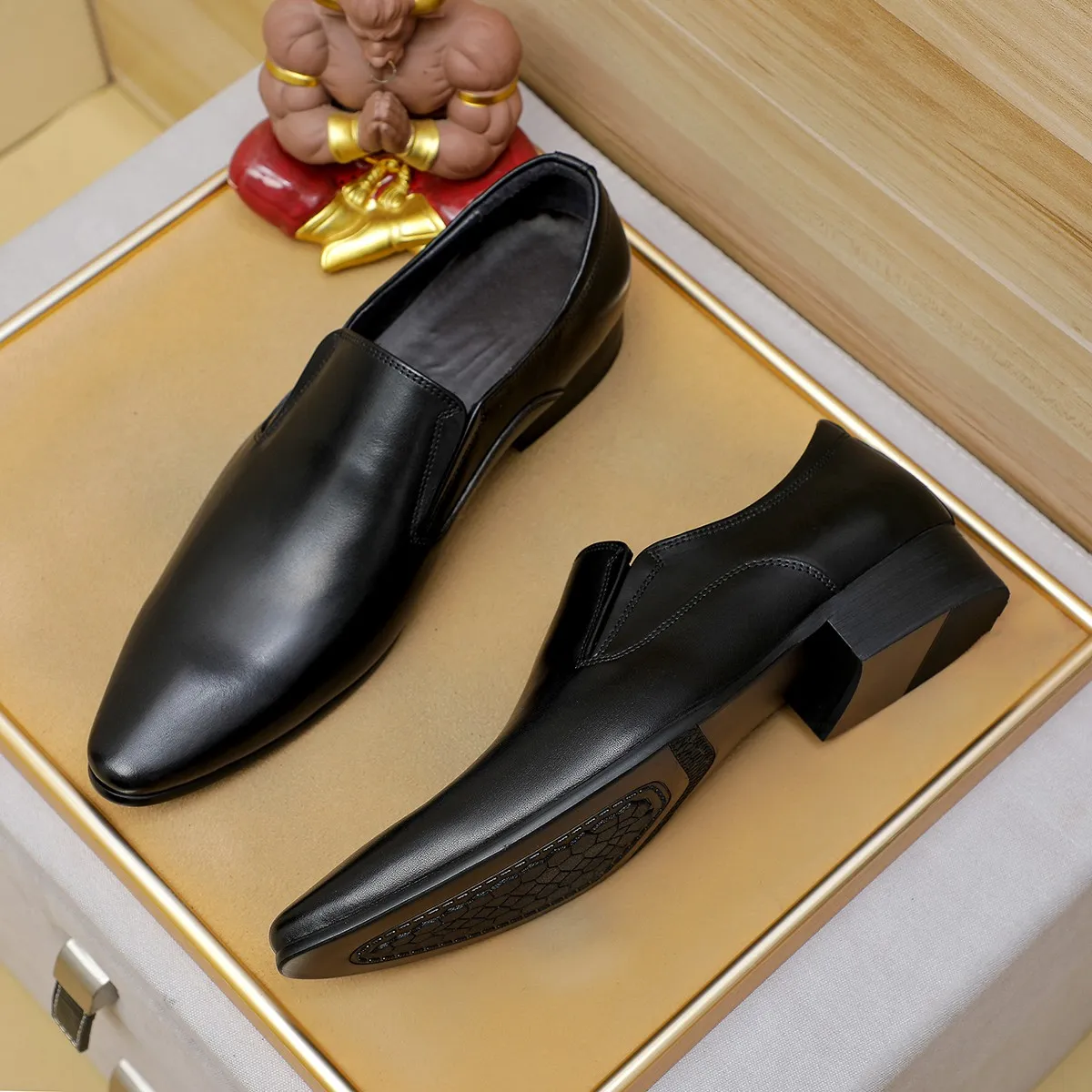 Men's shoes 💰540 💰 Louis Vuitton LV ® Autumn and Winter 🆕 models 🔛Full shoe counter First layer cowhide, 🐂Leather lined casual shoes for men, super soft outsole, essential for driving. Counter synchronization Original first layer cowhide Completely 1:1 mold customization 🌹Top version, 3 colors available! Number: 38-45 (37.46. Customized)